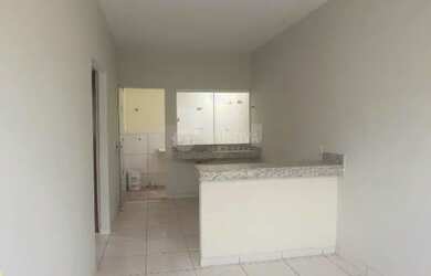 Imagem: A casa possui 2 Dormitórios, 1 Banheiro, 1 Vaga na garagem