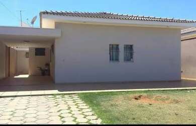 Imagem: A casa possui 3 Dormitórios, 3 Banheiros, 5 Vagas na garagem