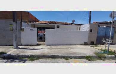 Imagem: A casa possui 3 Dormitórios, 1 Banheiro, 1 Vaga na garagem