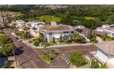 Imagem: A casa em condomínio possui 4 Dormitórios, 5 Banheiros, 2