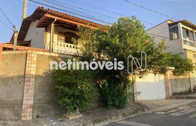 Imagem: A casa possui 3 Dormitórios, 1 Banheiro, 4 Vagas na garagem