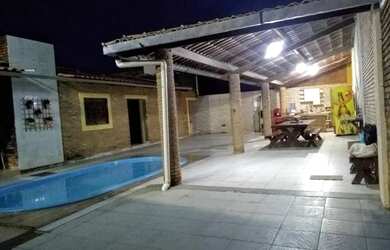 Imagem: A casa possui 3 Dormitórios, 3 Banheiros, 2 Vagas na garagem