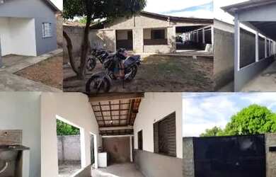 Imagem: A casa possui 3 Dormitórios, 2 Banheiros e está localizado