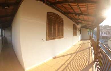 Imagem: A casa possui 3 Dormitórios, 1 Banheiro, 1 Vaga na garagem