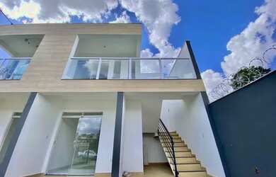 Imagem: A casa possui 2 Dormitórios, 1 Banheiro, 2 Vagas na garagem