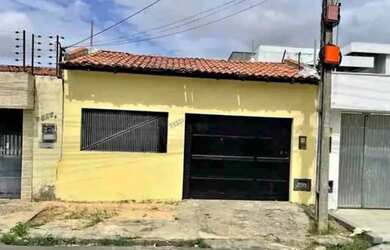 Imagem: A casa possui 2 Dormitórios, 1 Banheiro e está localizado