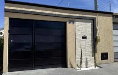 Imagem: A casa possui 2 Dormitórios, 1 Banheiro, 2 Vagas na garagem