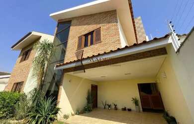 Imagem: A casa possui 5 Dormitórios, 5 Banheiros, 315m² de Área e