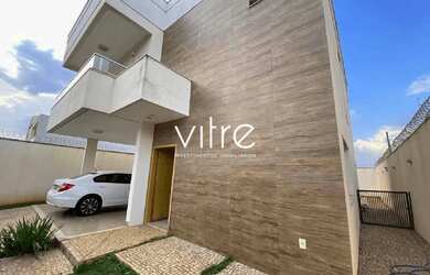 Imagem: A casa possui 3 Dormitórios, 4 Banheiros, 2 Vagas na garagem