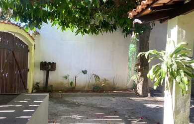 Imagem 2: Casarão em Rio das ostras e 2 ap em cima e 2 lojas na frente