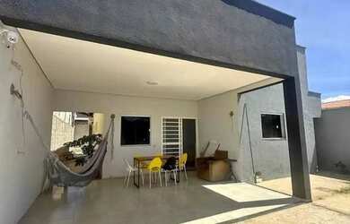 Imagem: A casa possui 2 Dormitórios, 1 Banheiro, 2 Vagas na garagem