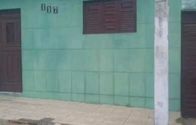 Imagem: A casa possui 3 Dormitórios e 1 Banheiro e está localizado