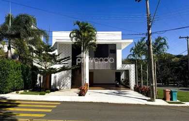 Imagem: A casa possui 4 Dormitórios, 5 Banheiros, 4 Vagas na garagem