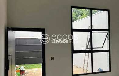 Imagem: A casa possui 3 Dormitórios, 2 Banheiros, 2 Vagas na garagem