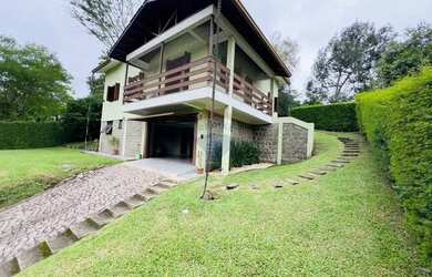 Imagem: A casa possui 3 Dormitórios, 3 Banheiros, 2 Vagas na garagem