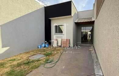 Imagem: A casa possui 2 Dormitórios, 2 Banheiros, 2 Vagas na garagem