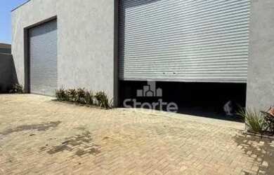 Imagem: O depósito possui 4 Vagas na garagem, 295m² de Área e está