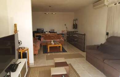 Imagem: A casa possui 5 Dormitórios, 5 Banheiros, 5 Vagas na garagem