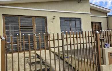 Imagem: A casa possui 3 Dormitórios, 2 Banheiros, 2 Vagas na garagem