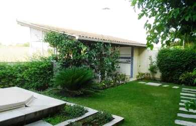 Imagem: A casa possui 4 Dormitórios, 5 Banheiros, 5 Vagas na garagem