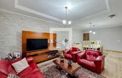 Imagem: A casa possui 3 Dormitórios, 3 Banheiros, 3 Vagas na garagem