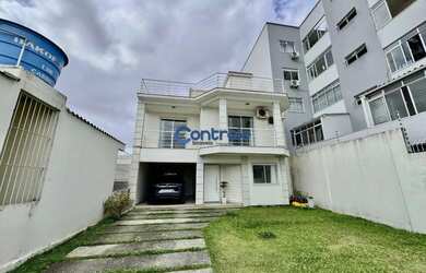 Imagem: A casa possui 4 Dormitórios, 3 Banheiros, 4 Vagas na garagem