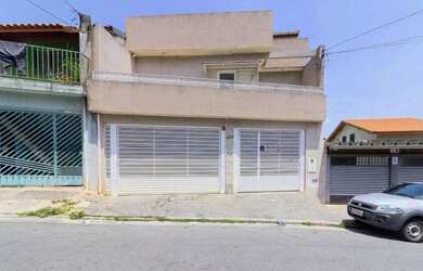 Imagem: A casa possui 3 Dormitórios, 5 Banheiros, 3 Vagas na garagem