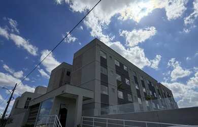 Imagem: O apartamento possui 2 Dormitórios, 1 Banheiro, 1 Vaga na garagem