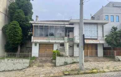 Imagem: A casa possui 4 Dormitórios, 3 Banheiros, 2 Vagas na garagem
