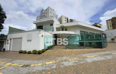 Imagem: A casa possui 3 Dormitórios, 5 Banheiros, 5 Vagas na garagem