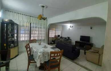 Imagem: A casa possui 2 Dormitórios, 3 Banheiros, 2 Vagas na garagem