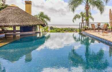 Imagem: A casa em condomínio possui 5 Dormitórios, 5 Banheiros, 4