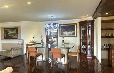 Imagem: O apartamento possui 4 Dormitórios, 5 Banheiros, 5 Vagas na