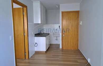 Imagem: O apartamento possui 1 Dormitório, 1 Banheiro, 1 Vaga na garagem