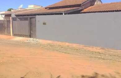 Imagem: A casa possui 3 Dormitórios, 1 Banheiro, 5 Vagas na garagem