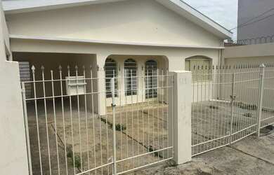 Imagem: A casa possui 3 Dormitórios, 2 Banheiros, 4 Vagas na garagem