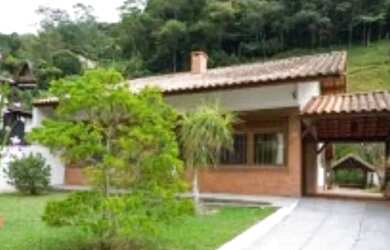 Imagem: A casa à venda possui 2 Dormitórios, 1 Banheiro, 2 Vagas na