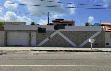 Imagem: A casa possui 5 Dormitórios, 4 Banheiros, 5 Vagas na garagem