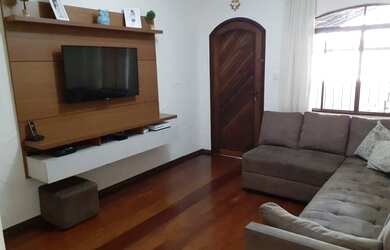 Imagem: A casa possui 2 Dormitórios, 1 Banheiro, 2 Vagas na garagem