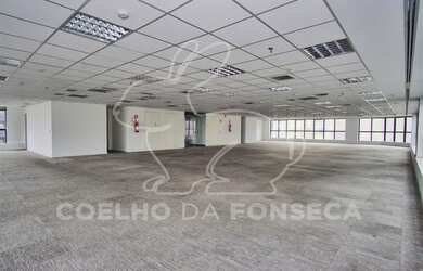 Imagem: O depósito possui 5 Vagas na garagem e 395m² de Área e está