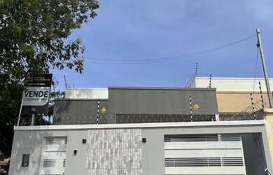 Imagem: A casa possui 3 Dormitórios, 2 Banheiros, 2 Vagas na garagem