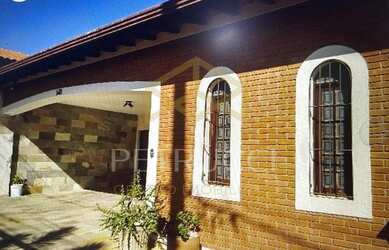 Imagem: A casa possui 3 Dormitórios, 2 Banheiros, 3 Vagas na garagem