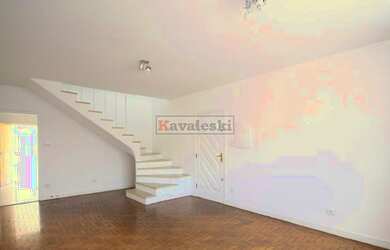 Imagem: A casa possui 3 Dormitórios, 1 Banheiro, 1 Vaga na garagem