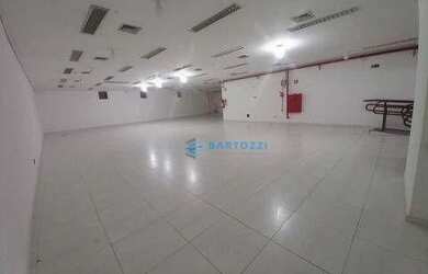 Imagem: O depósito possui 4 Vagas na garagem, 850m² de Área e está