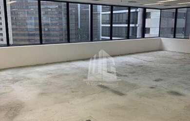Imagem: O depósito possui 3 Vagas na garagem, 122m² de Área e está