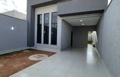 Imagem: A casa possui 3 Dormitórios, 2 Banheiros, 2 Vagas na garagem