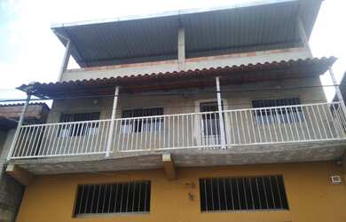 Imagem: A casa possui 3 Dormitórios, 2 Banheiros, 4 Vagas na garagem