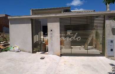 Imagem: A casa possui 3 Dormitórios, 2 Banheiros, 1 Vaga na garagem