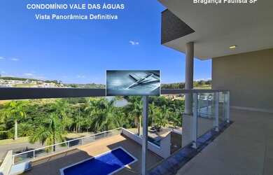 Imagem: A casa possui 4 Dormitórios, 5 Banheiros, 4 Vagas na garagem