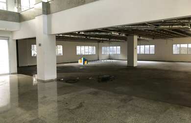 Imagem: O depósito possui 5 Vagas na garagem e 4500m² de Área e está